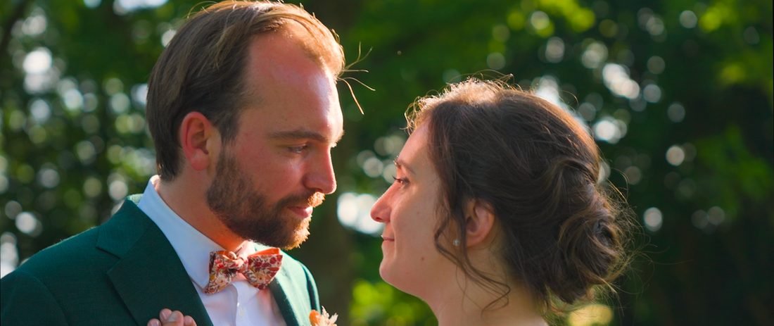 Pauline et Clément se regardent sous les arbres